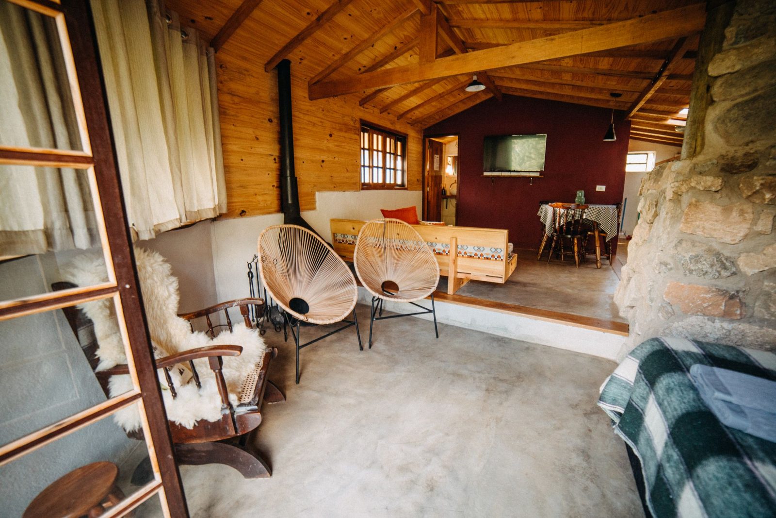 The living room of a holiday cottage with a table and armchairs